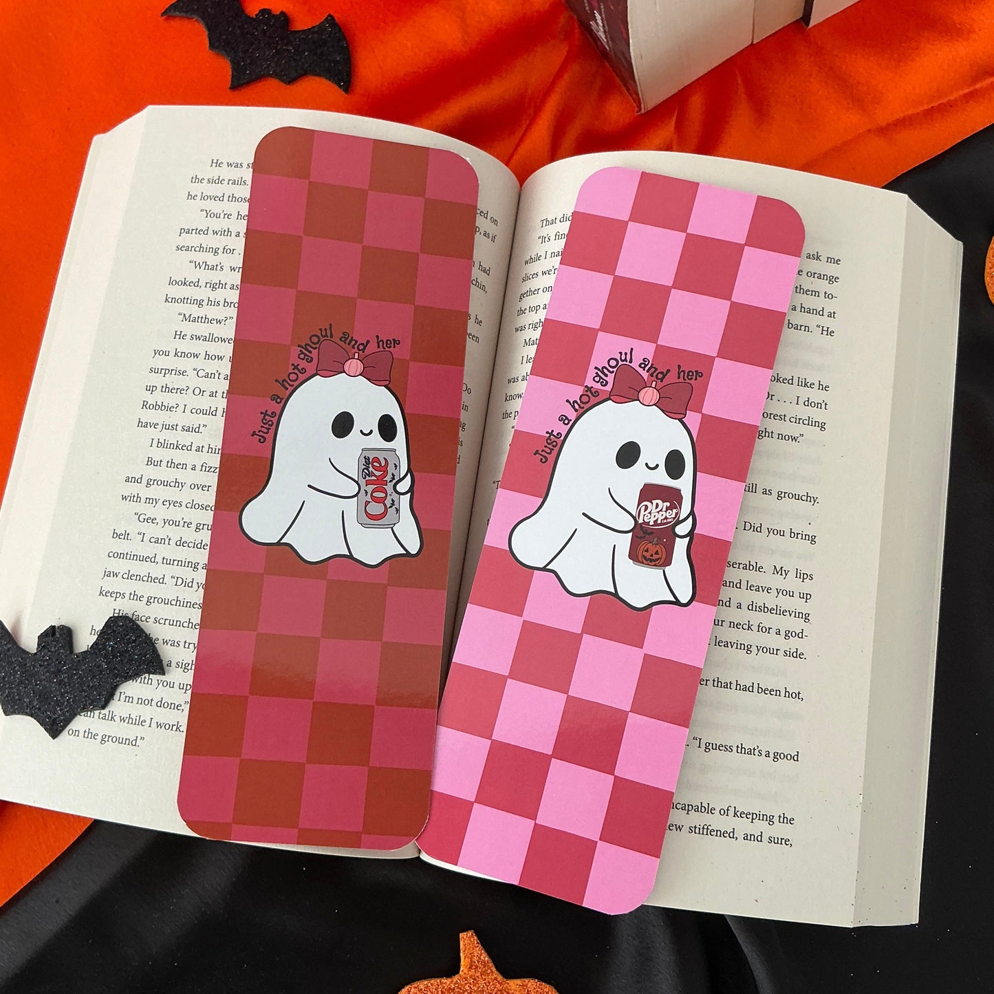 Hot ghoul and her Dìet còke bookmark, Hot ghoul and her Dr Pèppér bookmark