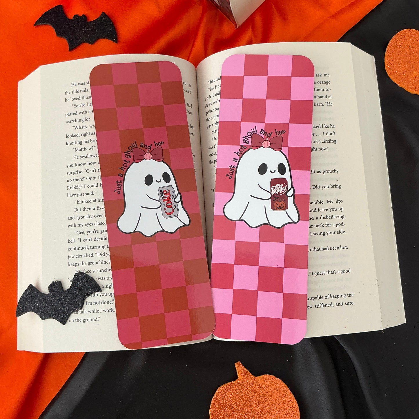Hot ghoul and her Dìet còke bookmark, Hot ghoul and her Dr Pèppér bookmark