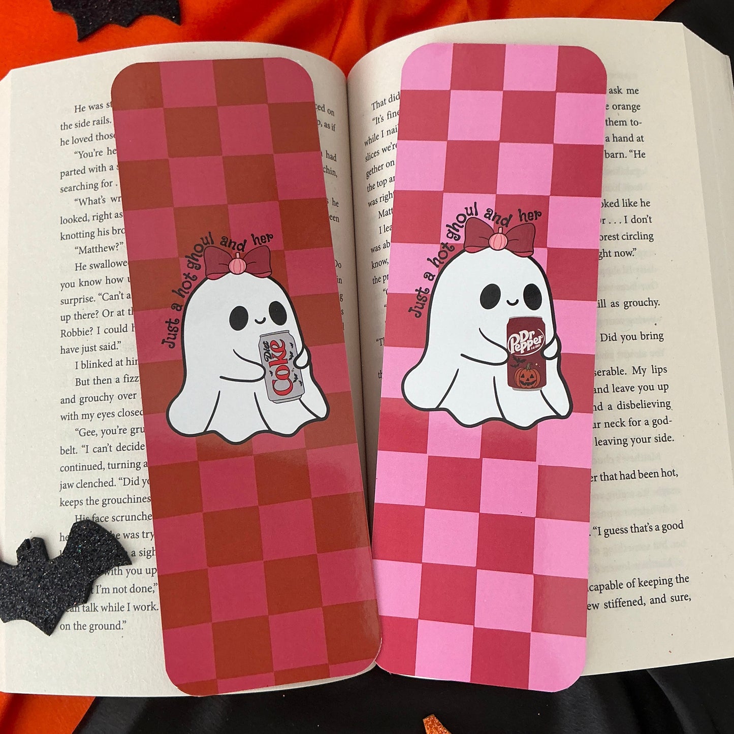 Hot ghoul and her Dìet còke bookmark, Hot ghoul and her Dr Pèppér bookmark
