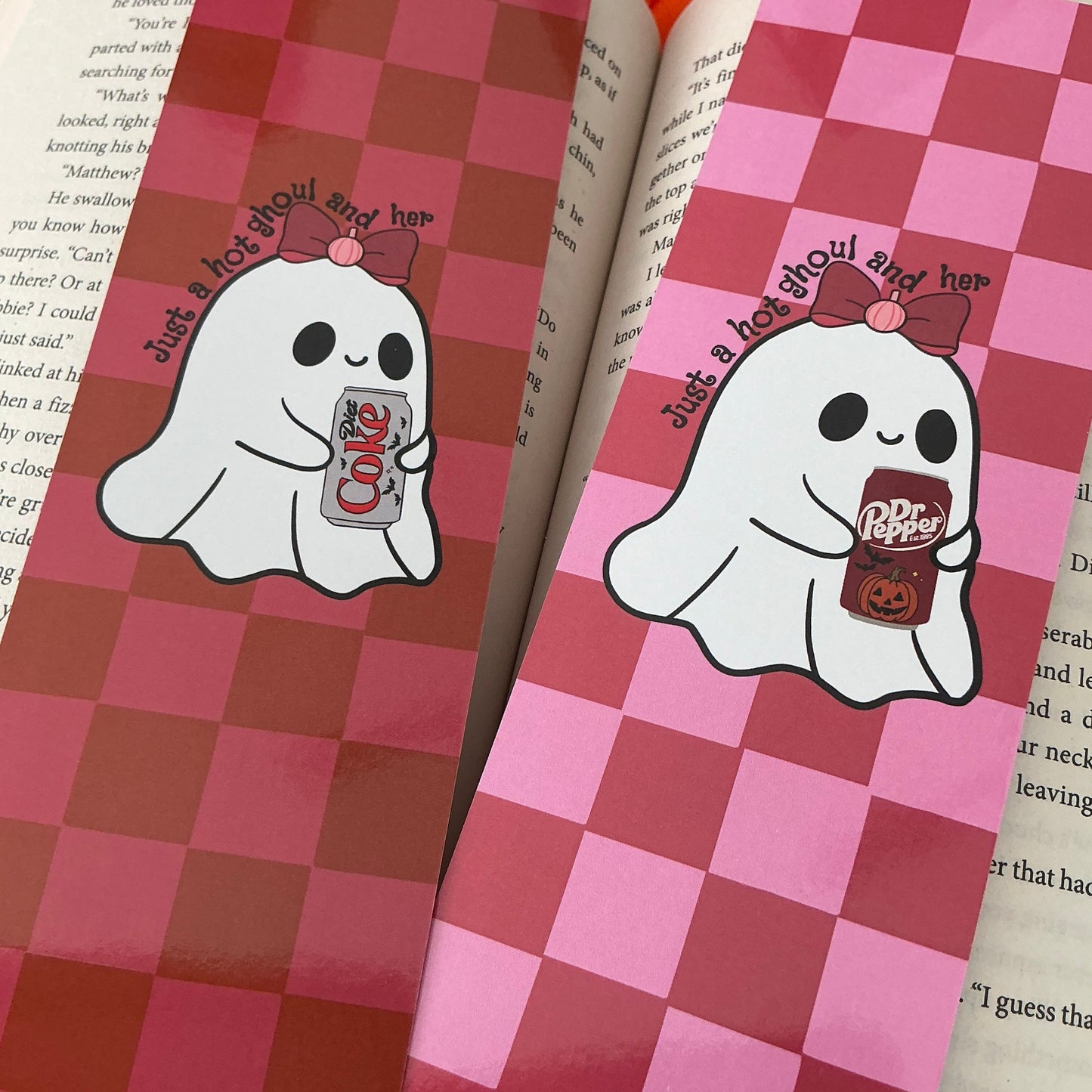 Hot ghoul and her Dìet còke bookmark, Hot ghoul and her Dr Pèppér bookmark
